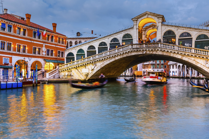 The rialto bridge in Venice at night