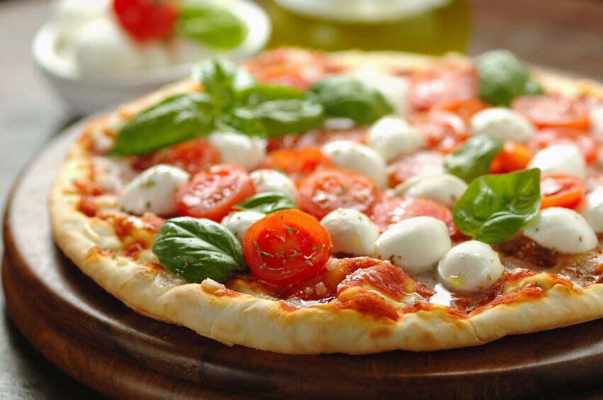 Fresh-Baked-Pizza-–-Naples-Italy