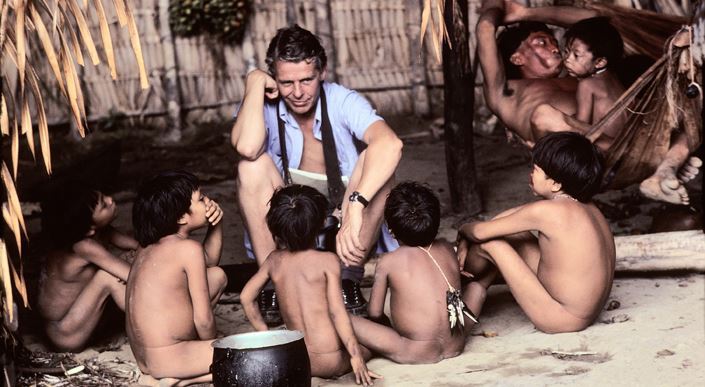 Robin speaking with yanomami children