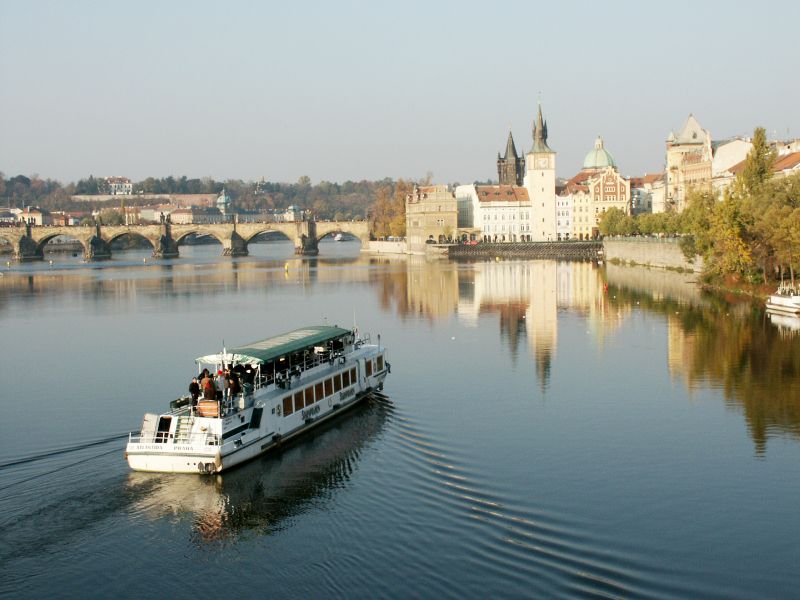 boat cruise in prague