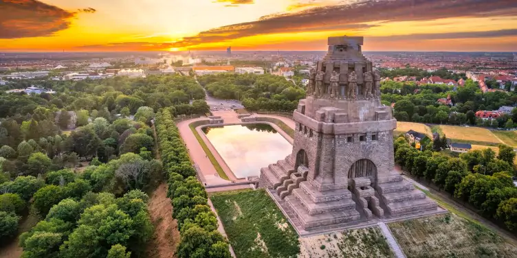 Panoramic view of the city of Leipzig at sunset, with a close view of the Völkerschlachtdenkmal. 