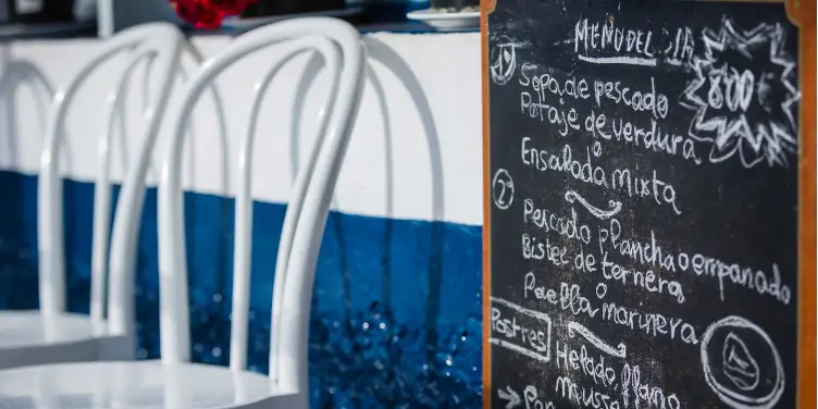 Chalkboard sign showing the menu of the day at a restaurant in Gran Canaria