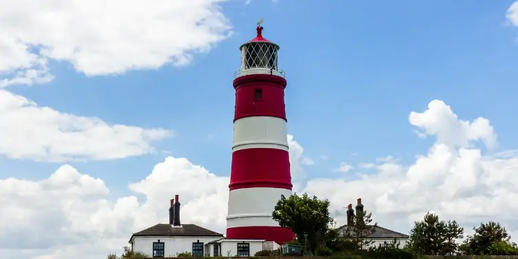 Happisburgh’s red and white striped lighthouse against a blue sky