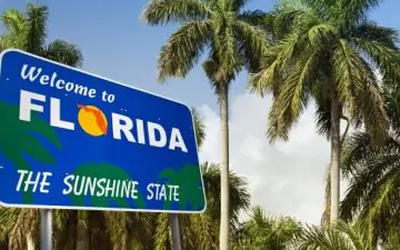 Welcome to Florida sign with palm trees